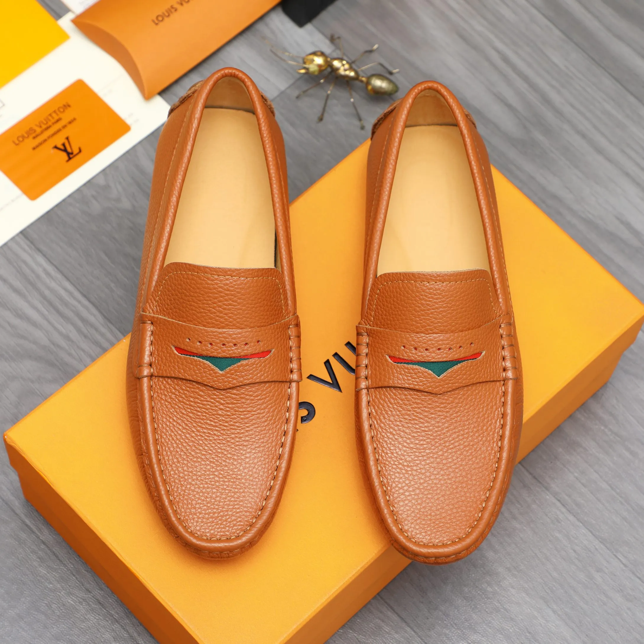 Men's shoes 💰360 Product trademark: LV "Louis Vuitton" casual slip-on men's shoes Regular size: 38-45 Product material: Selected pebbled cowhide upper, pigskin lining, rubber outsole